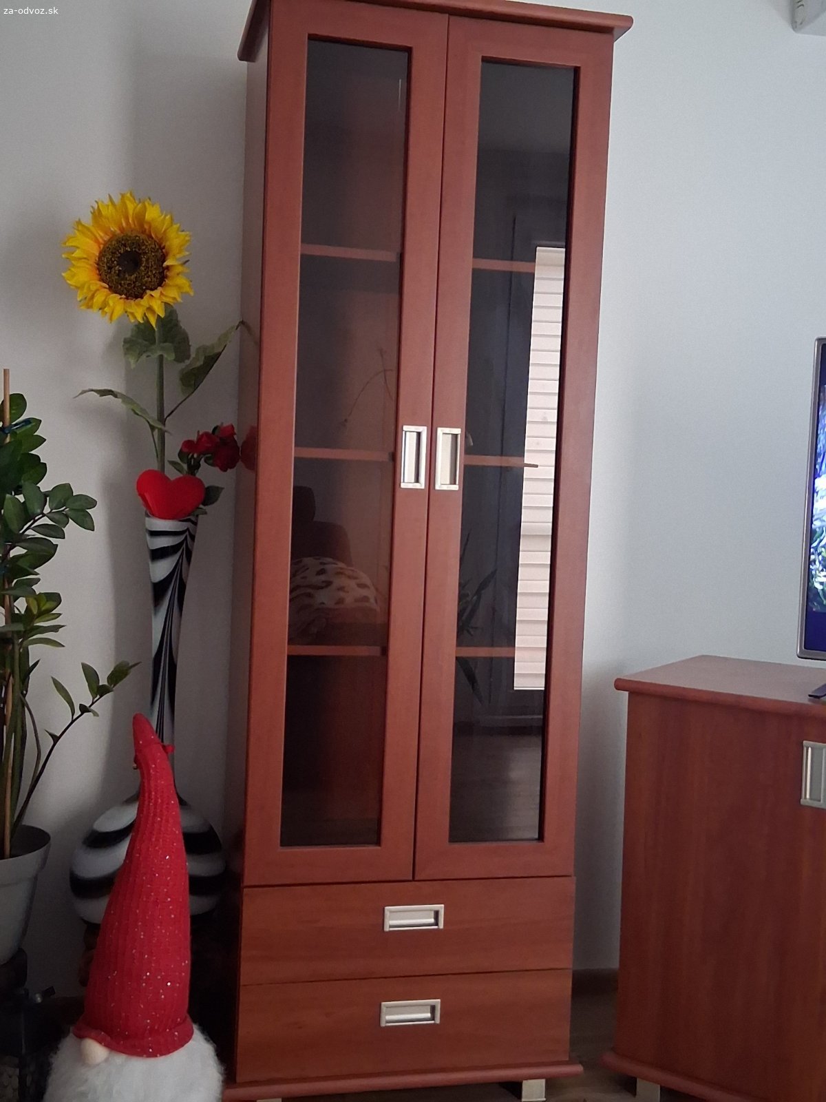 Darujem za odvoz. Komoda, vitrína, konferenčný stolík, pohovka