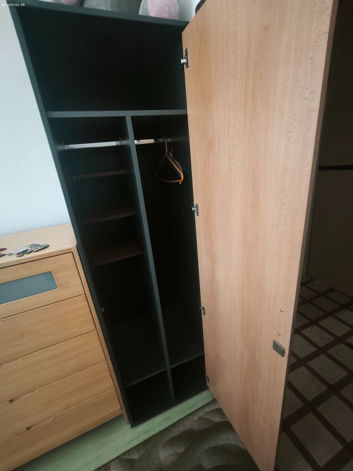 Darujem za odvoz. Darujem za odvoz vešiakovú skriňu