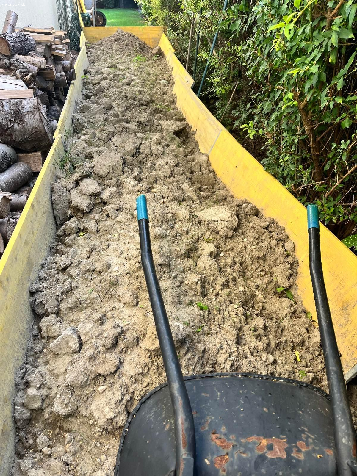 Darujem zem za odvoz Benolakovo