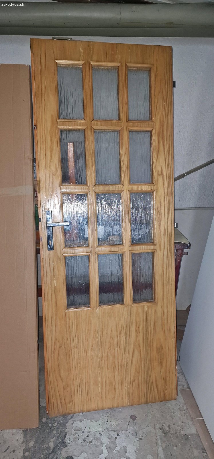 Darujem. Darujem dvere z bytu. Biele sú 60cm, pravé, s obkúkom hore sú 70cm ľavé, 1x 80cm pravé a 3x 80cm ľavé. Treba si odviesť všetky.