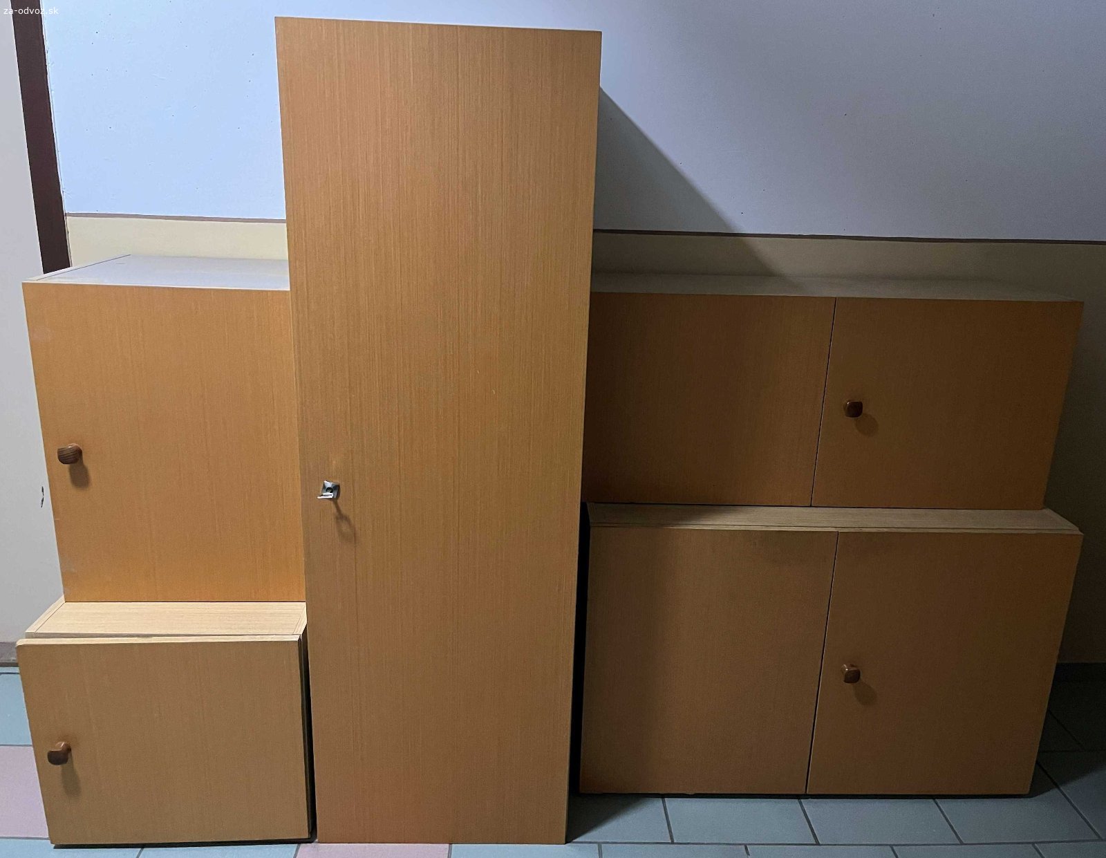 Darujem. Darujem za odvoz skrine zobrazené na priložených fotkách.
