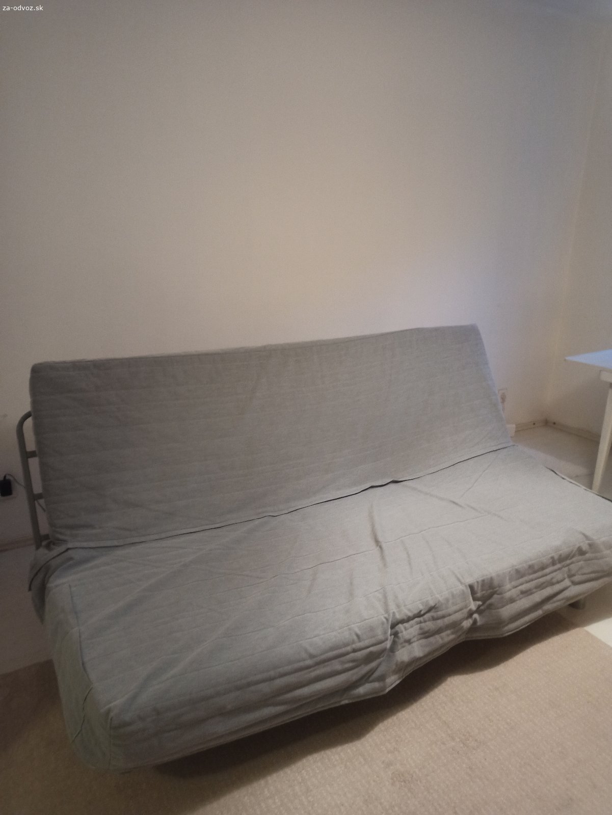 Darujem. Darujem gauč z Ikea. Matrac je v super stave ale konštrukcia má nejakú vadu. Ale dá sa na tom sedieť, len rozkladanie neslúži tak dobre. Ale dobrý majster to asi opraví. Osobný odber Bratislava/Staré mesto