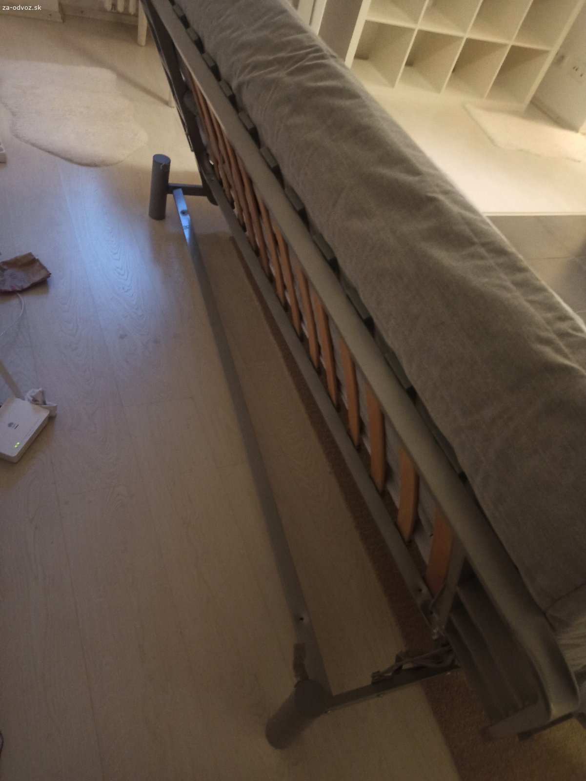 Darujem. Darujem gauč z Ikea. Matrac je v super stave ale konštrukcia má nejakú vadu. Ale dá sa na tom sedieť, len rozkladanie neslúži tak dobre. Ale dobrý majster to asi opraví. Osobný odber Bratislava/Staré mesto