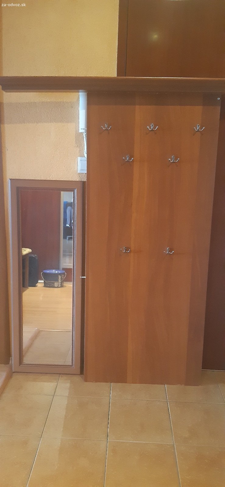 Darujem. Dobry den,darujem za odvoz-Komodu-na obuv,Komodu-na oblecenie,Vesiakovu stenu,Konferencny stolik a pisaci velky stol so stolickou