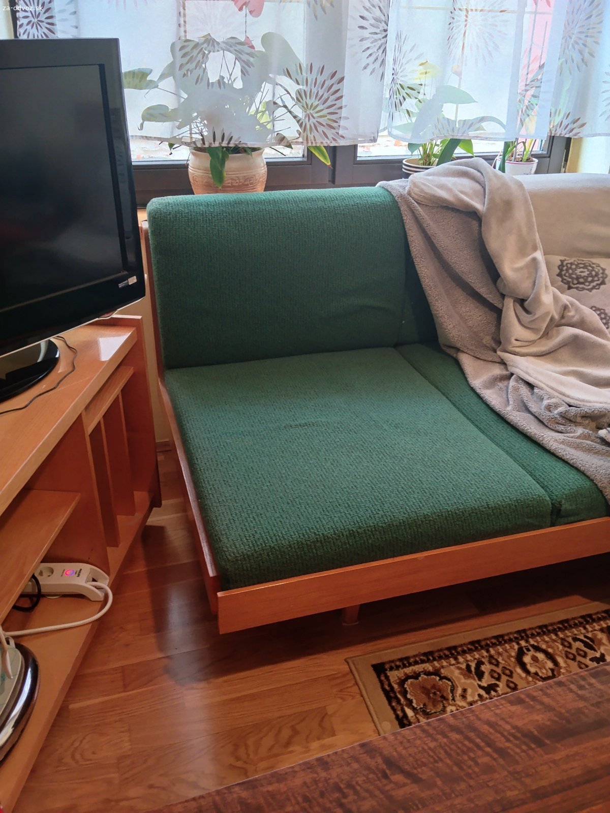 Darujem. obývaciu stenu , rozkladací gauč ,stolík pod televízor, periniak