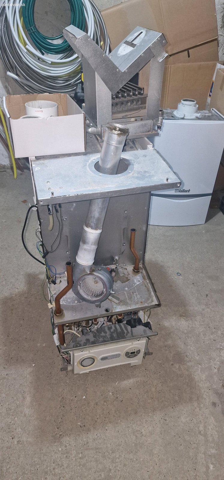 Darujem. Darujem plynový turbo kotol Protherm Tiger 12KTZ. je rozobratý, ale plne funkčný. Zásobník nepoškodený, regulacia funkčná. Poškodený je iba komínový nástavec, kde sú odtrhnuté meracie otvory.