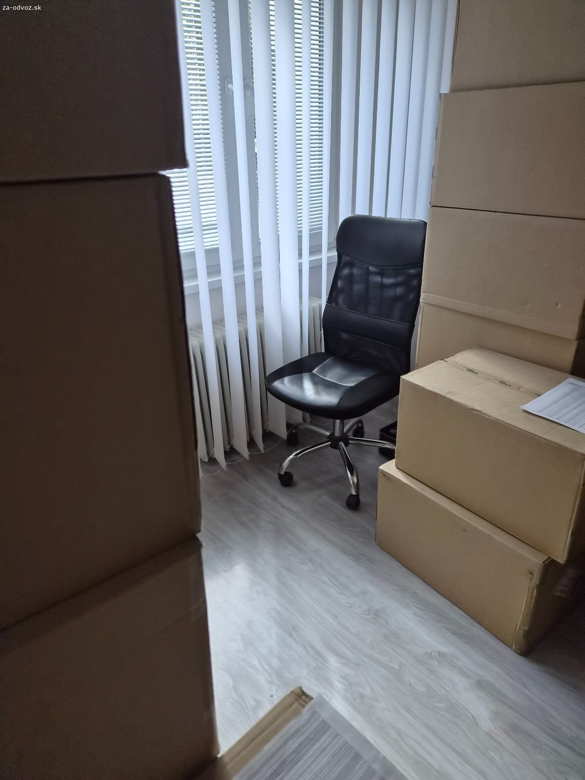 Darujem. Darujem kancelárske stoličky za odvoz 2 ks obidve sú už len bez  bočných opierok na ruky