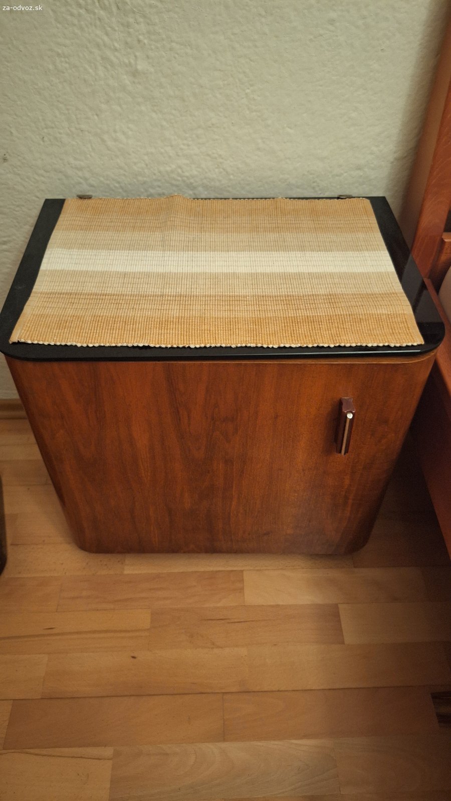 Darujem. Darujem nočne stoliky v dobrom stave
