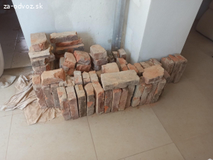 Darujeme tehly v Strekove