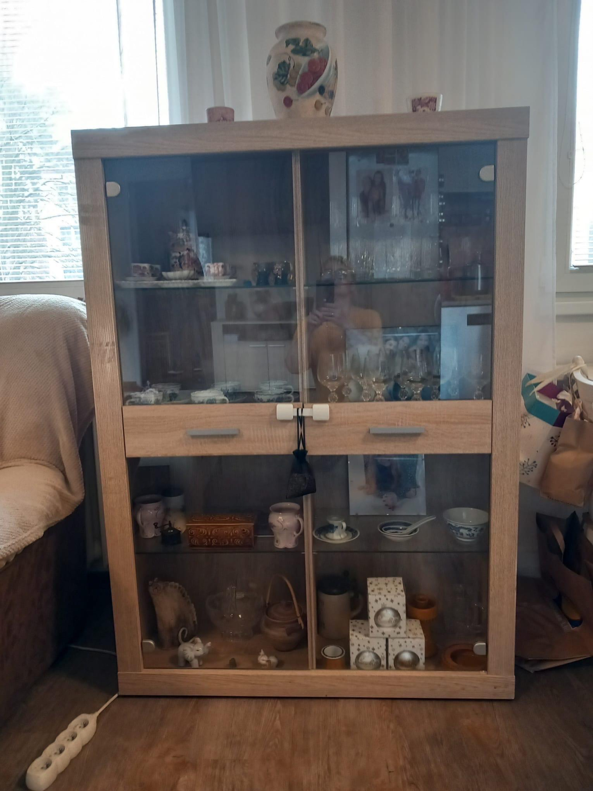 daruji prosklenou komodu