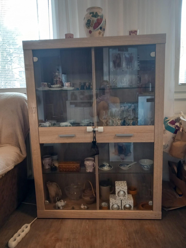 daruji prosklenou komodu