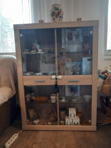 daruji prosklenou komodu