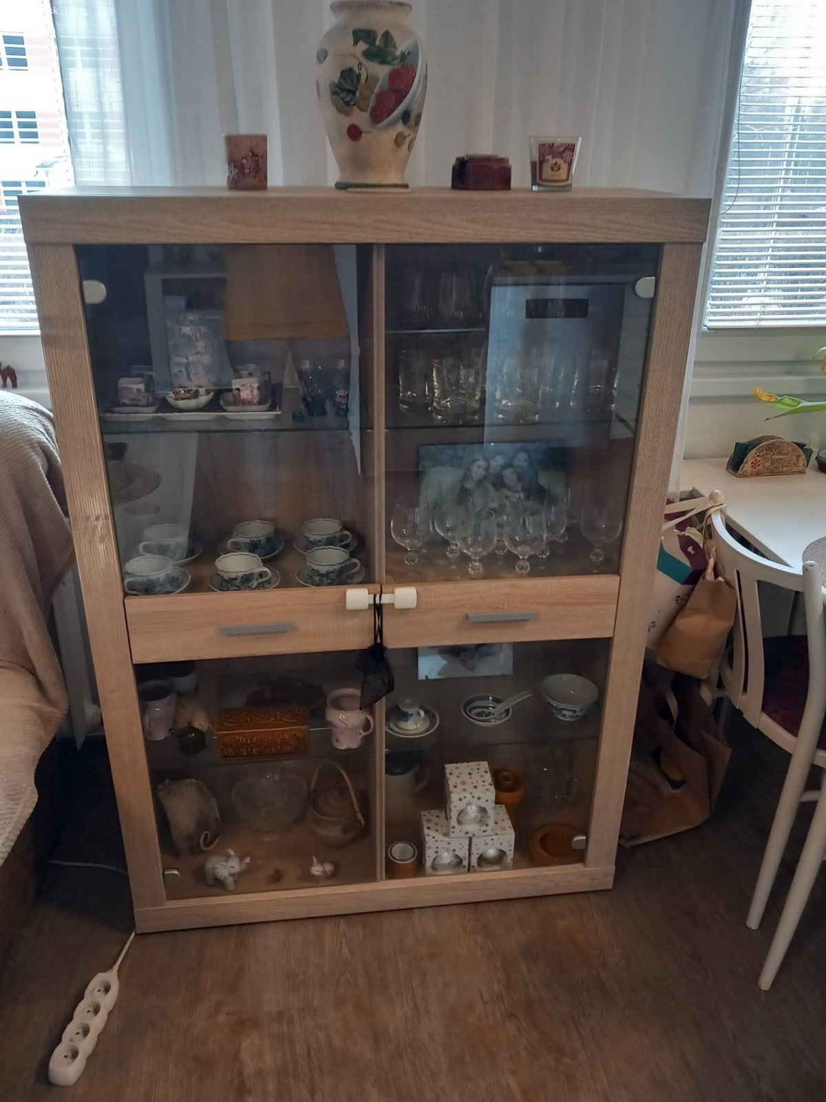 daruji prosklenou komodu