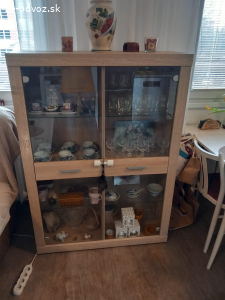 daruji prosklenou komodu