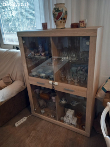 daruji prosklenou komodu