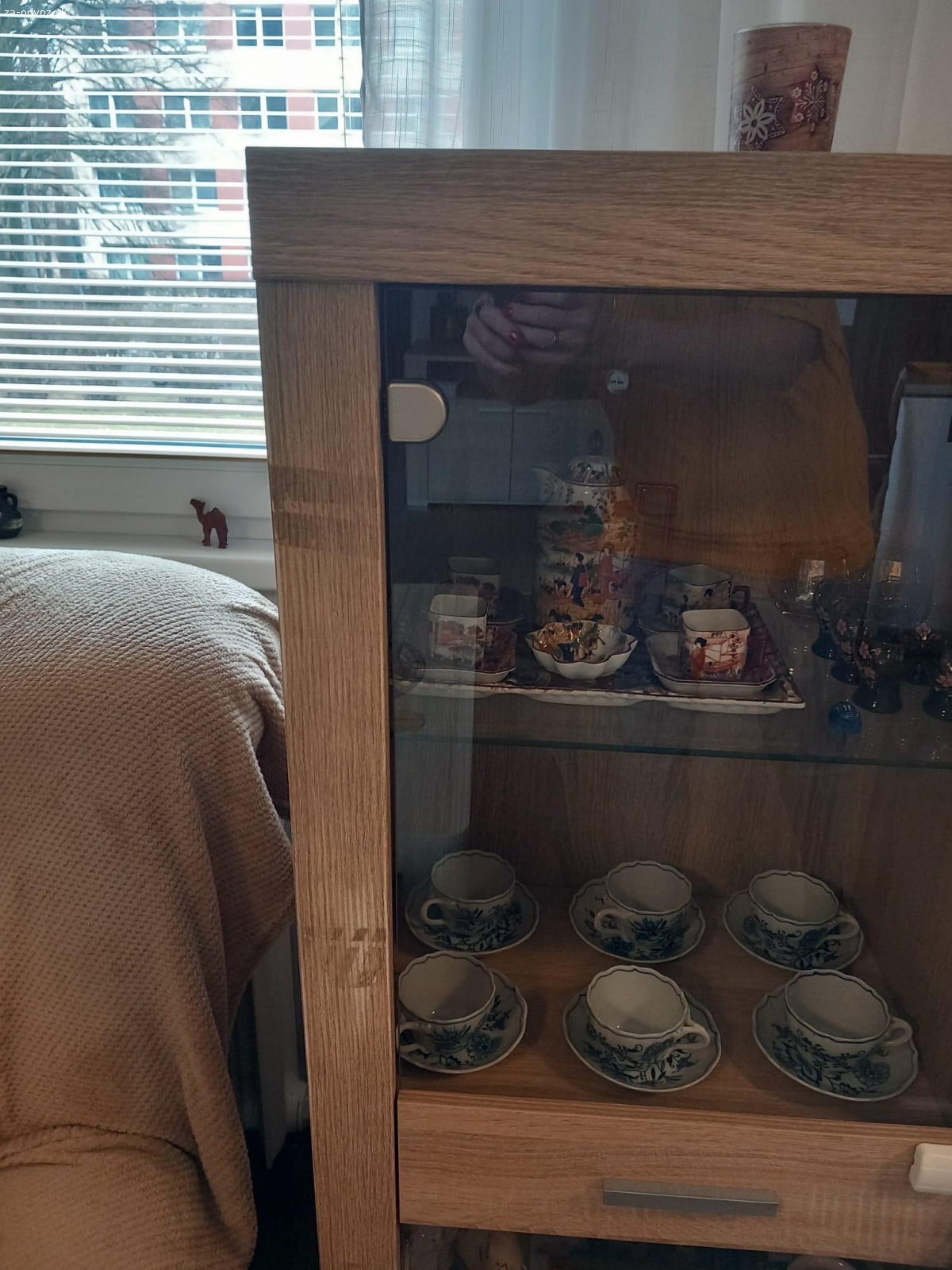 daruji prosklenou komodu