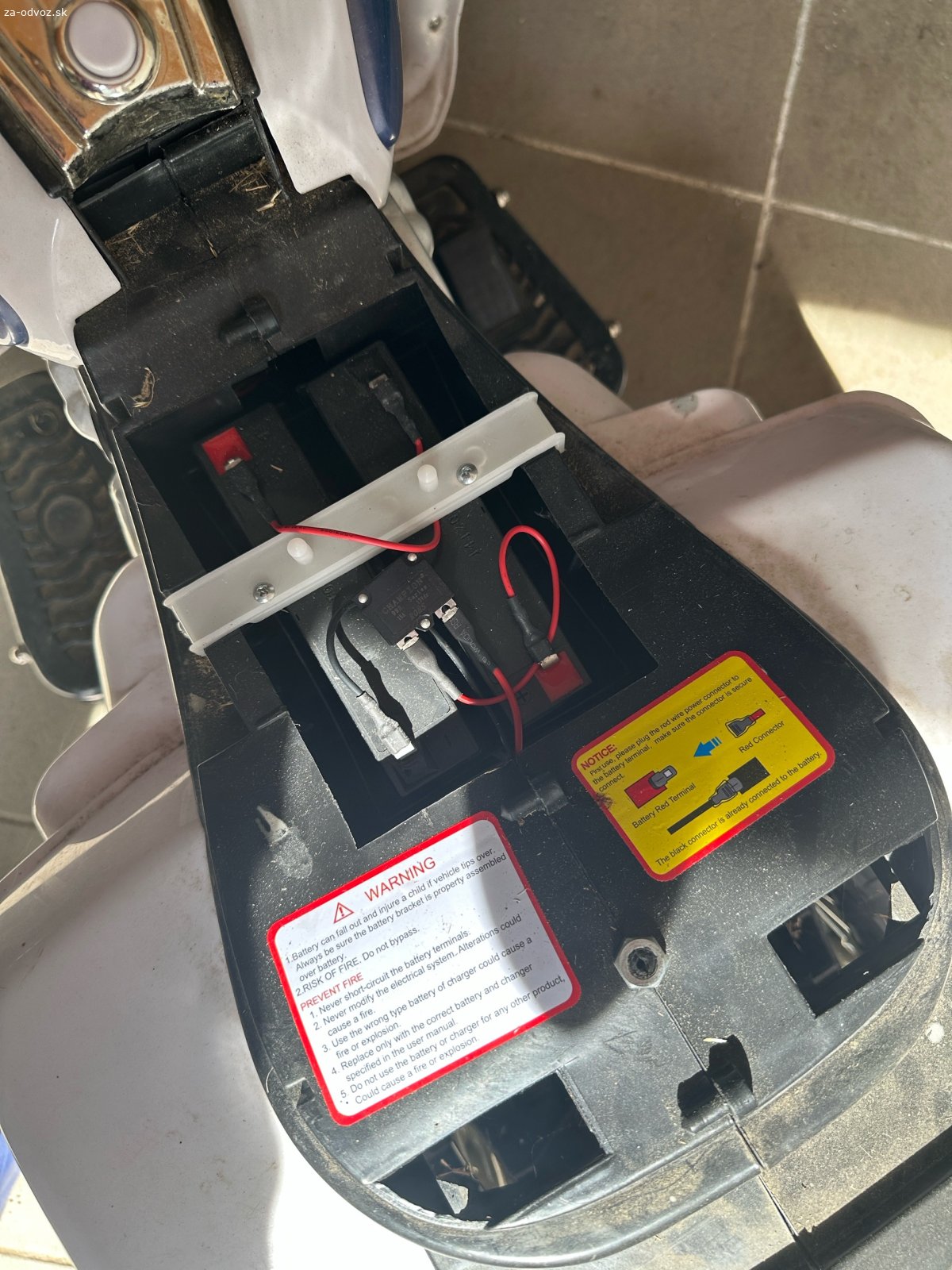 Detská elektrická motorka. darujem detskú elektrickú motorku. Baterka vydrží veľmi máličko, ak vôbec. Neskúmala som, či sa dá vymeniť. Je k tomu samozrejme aj nabíjačka.