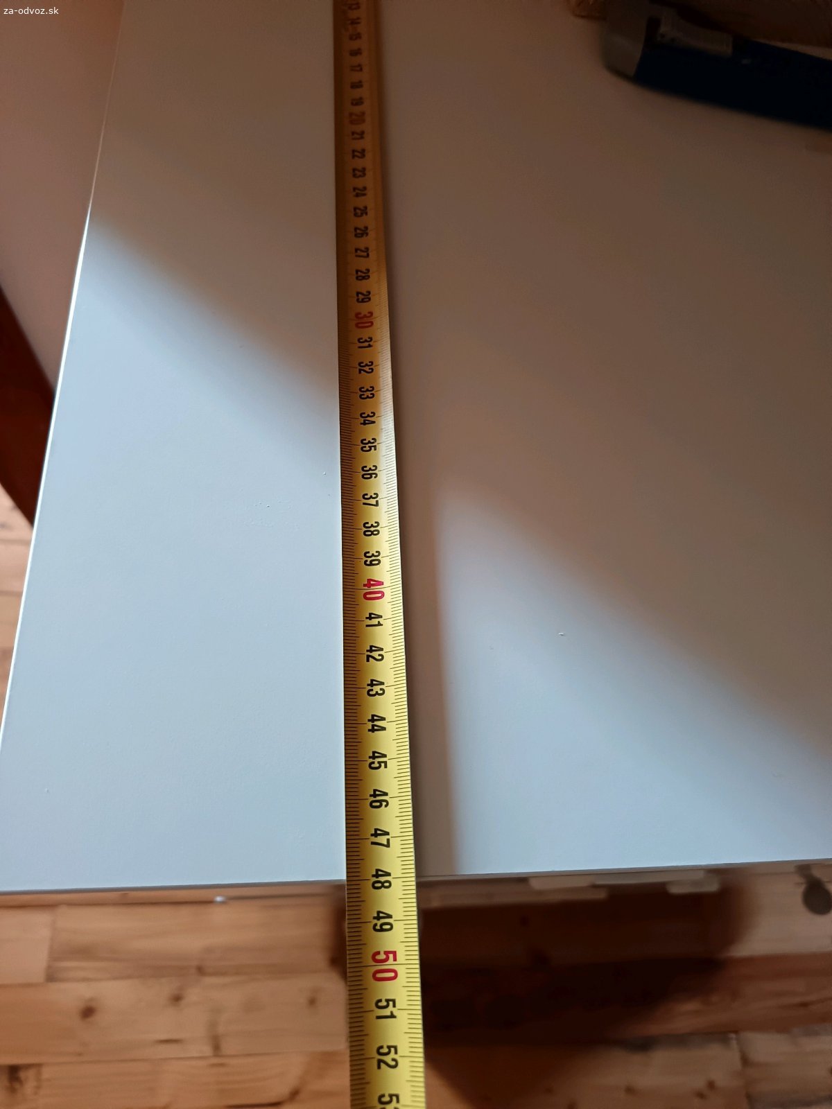 Detska komoda. Darujem detsku komodu. Rozmery na obrazkoch. Vyska 89 cm. Zhora sa otvara doska - povodne tam bola vanicka, ale tu uz nemame. Mam ju zadarmo odtialto, ale uz ju nevyuzijeme. Iba osobný odber v Devínskej Novej Vsi. Prosím volať.