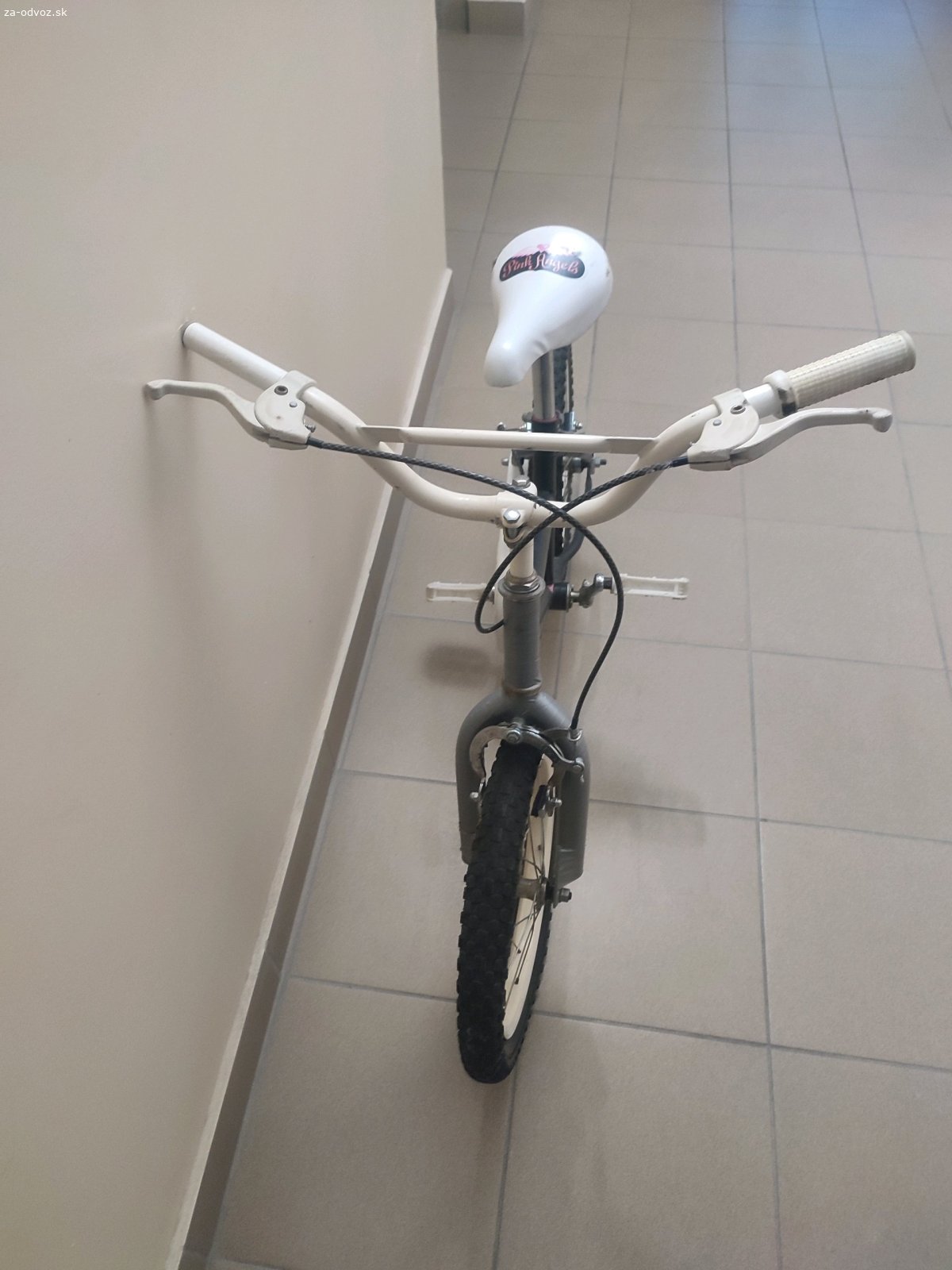 detsky bicykel. destsky bicykel, asi 16". 
Pre dievca, ale momentlne upraveny pre chlapca. bude pýtať trocha údržby.