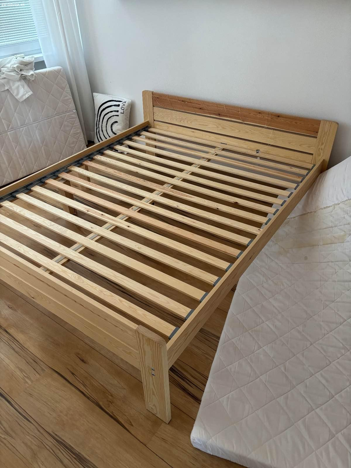 Drevená postel+ matrace