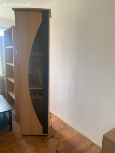 DREVENÁ VITRÍNA S OSVETLENÍM