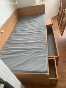 DREVENÁ VITRÍNA S OSVETLENÍM