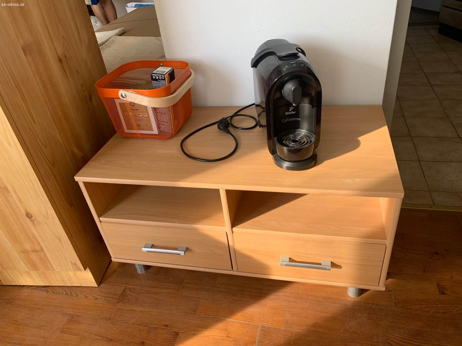 DREVENÁ VITRÍNA S OSVETLENÍM