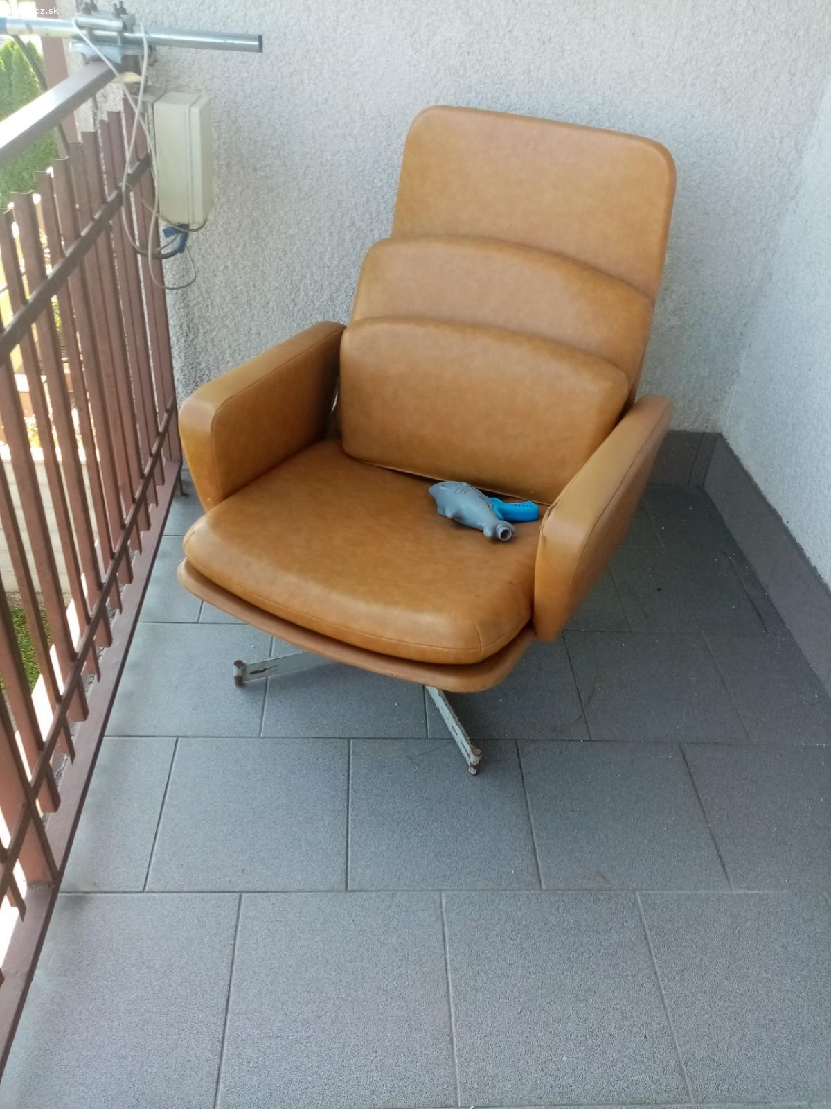 Dva stolíky kulaté. Jedno křeslo