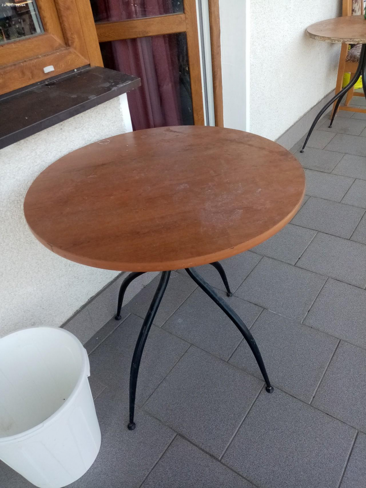 Dva stolíky kulaté. Jedno křeslo