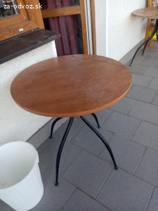 Dva stolíky kulaté. Jedno křeslo