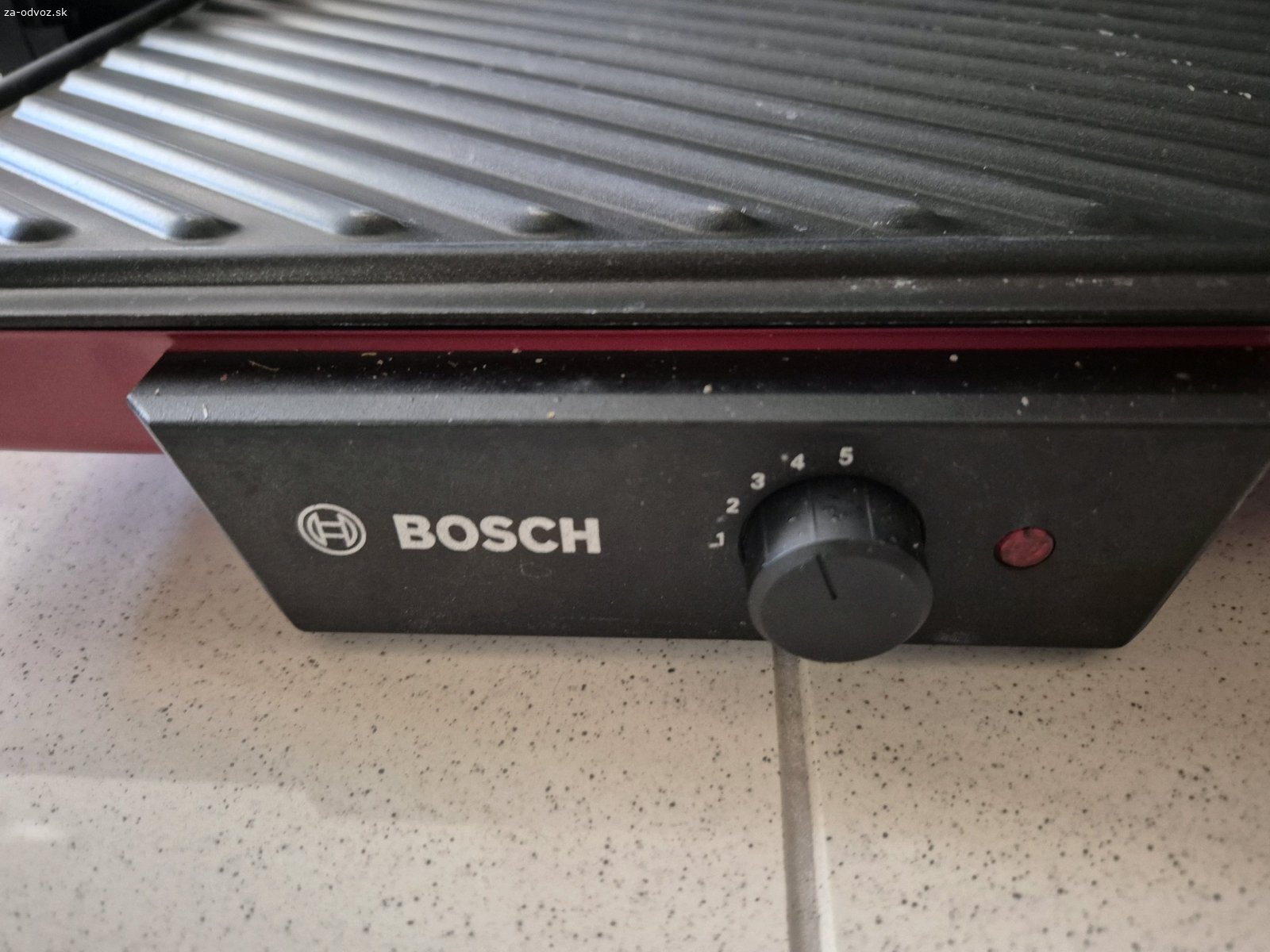 Elektrický gril Bosch. Darujem plne funkčný a zachovalý elektrický gril zn. Bosch. Odnímateľné teflónovè grilovacie dosky vhodné do umývačky. Dve  nádobky na šťavu z výpeku. Dôvod: kúpa vyššieho modelu
Len osobný odber!