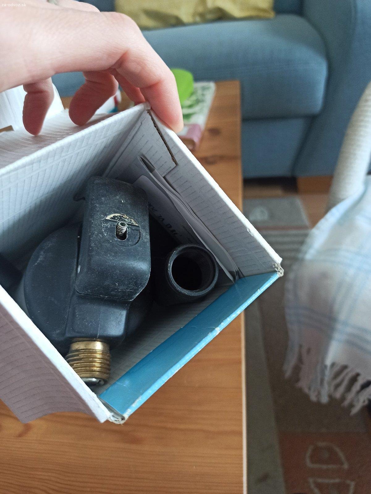 Fľaša na robenie šľahačky aj s bombičkami. Darujem, mala by byť komplet. Je tam aj návod, aj nástavce. Farba biela a modrými kvietkami.
Osobný odber Petržalka.
Prosím píšte sms, vďaka.