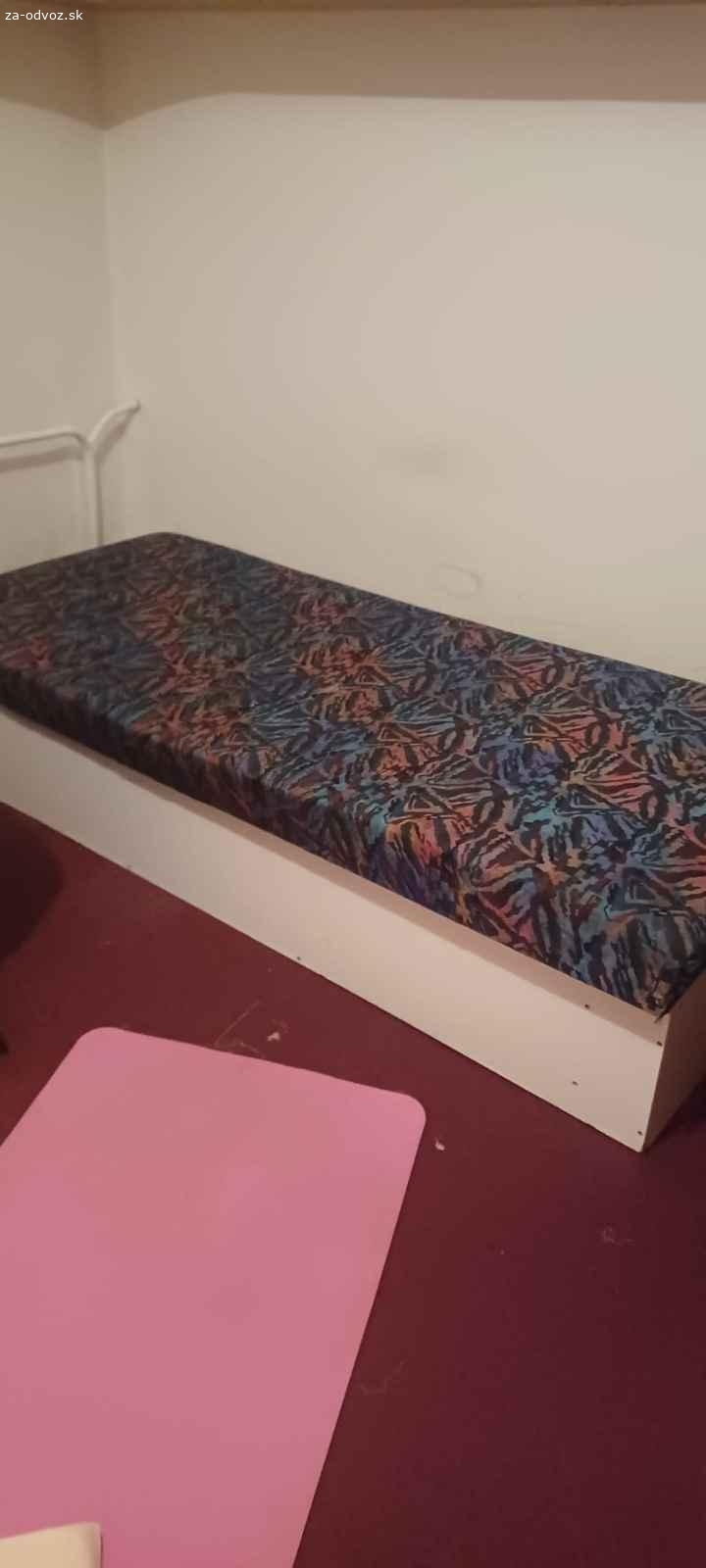 Gauč a kancelársky stolík