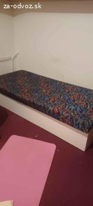 Gauč a kancelársky stolík