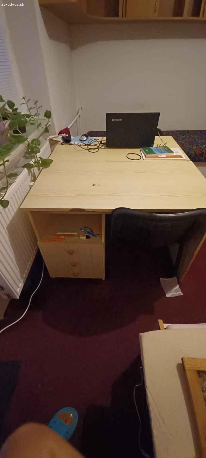 Gauč a kancelársky stolík