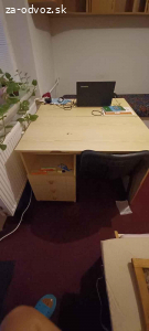 Gauč a kancelársky stolík