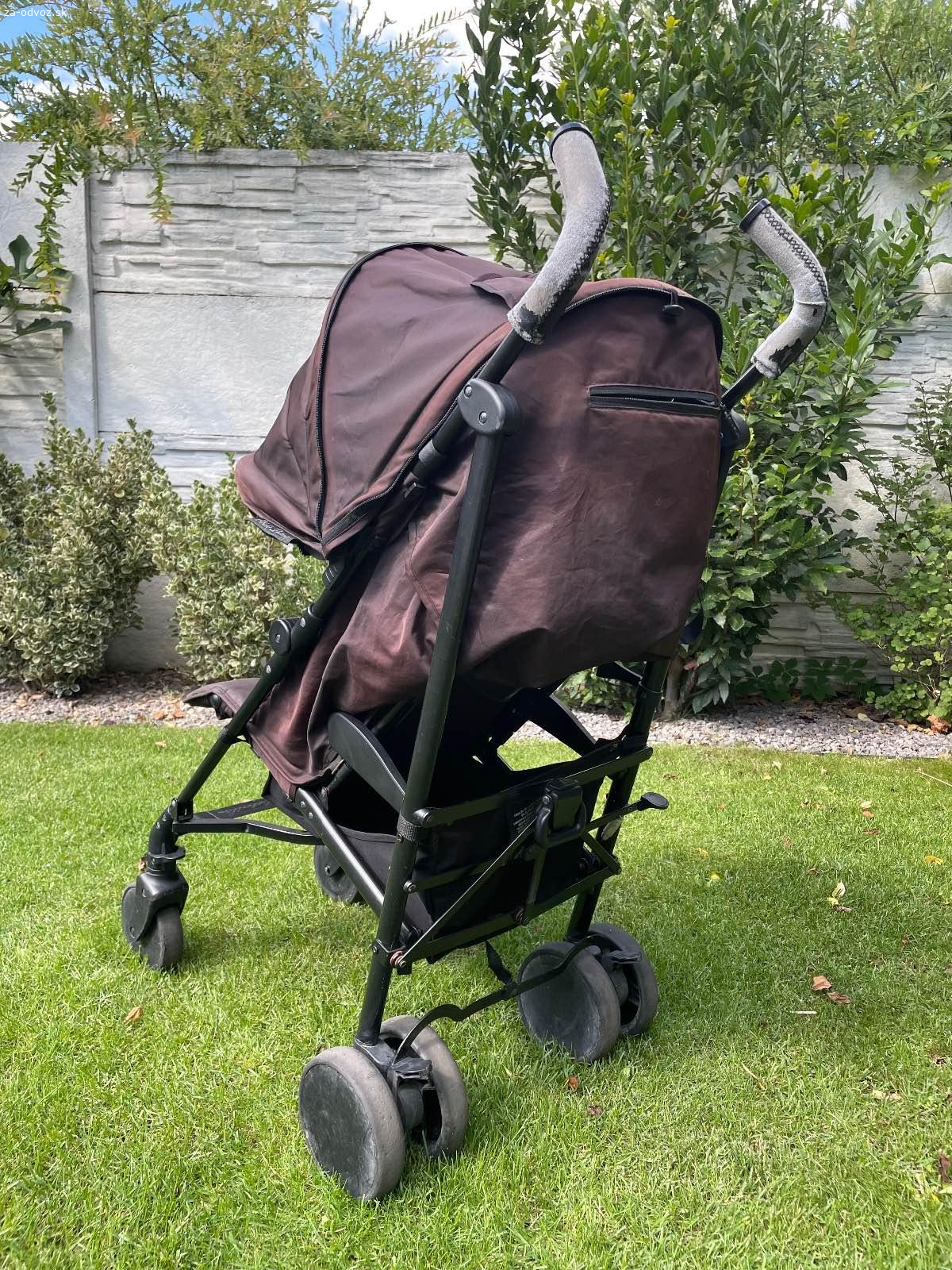 GOLFOVÝ KOČÍK ELODIE DETAILS STOCKHOLM. Darujem opotrebovaný, ale stále funkčný kočík značky Elodie Details. Čierna farba vybledla hneď na začiatku používania. Rúčky sú ošúchané a zips pokazený.