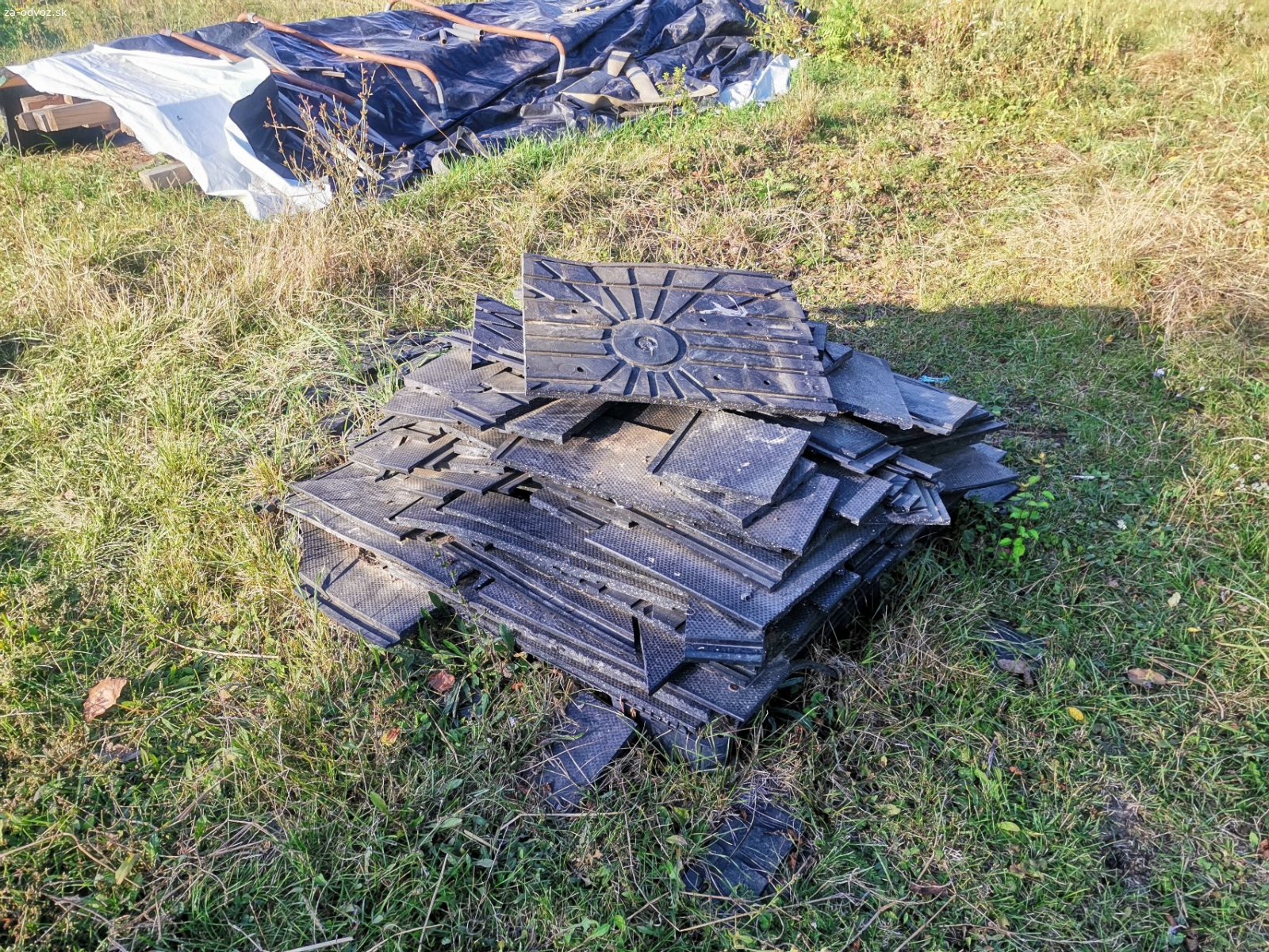 Guma. Darujem za odvoz gumené odrezky rôznych veľkostí. V prípade záujmu je potrebné zobrať všetko.