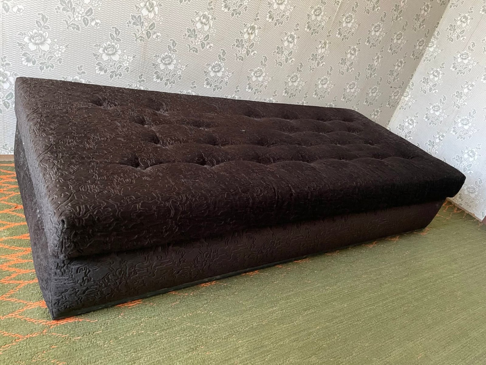 Hnedé drevené ležadlo 90x200x40 s úložiskom. Darujem zmontované drevené ležadlo. V prípade akýchkoľvek otázok sa informujte telefonicky. Inzerát je platný do vymazania.