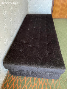 Hnedé drevené ležadlo 90x200x40 s úložiskom