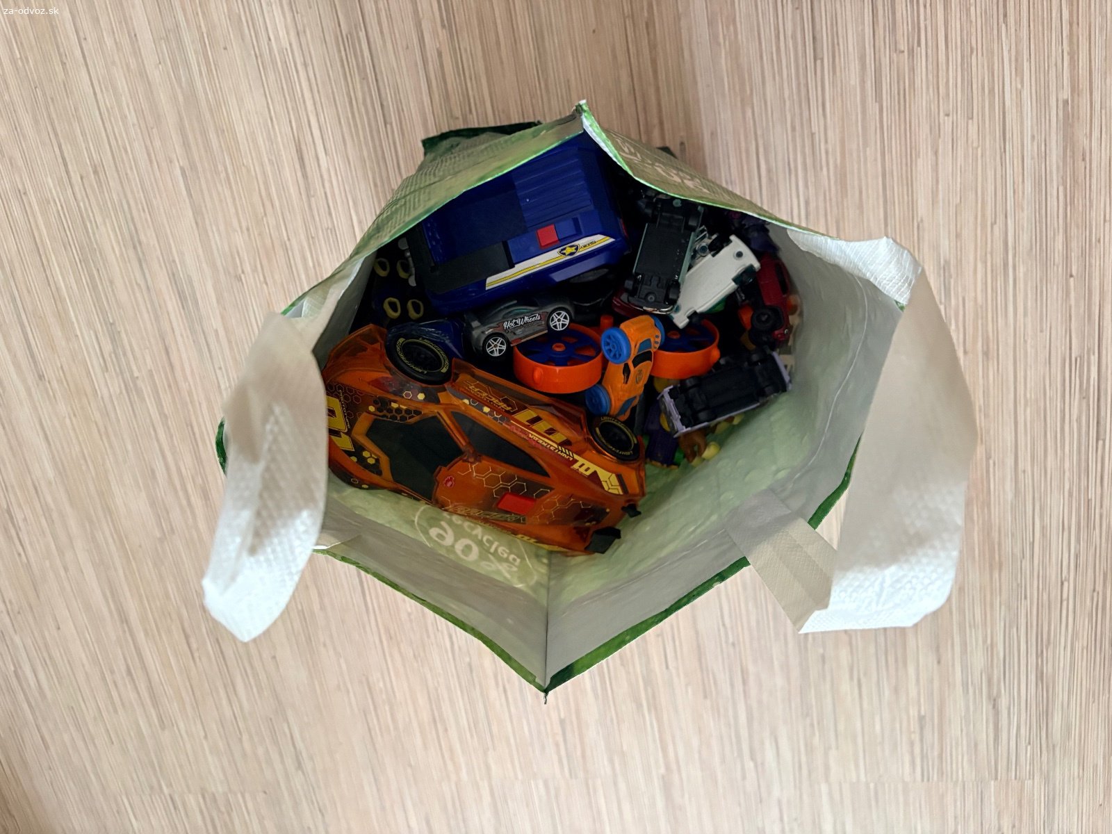 Hracky. Darujem hracky, auticka, stavebnici, drahu na vlacik Ikea, spoloc hry, postavicky