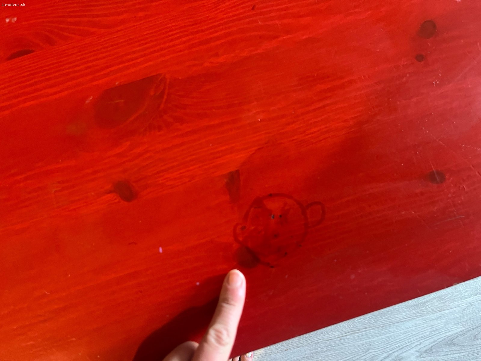 Ikea písací stolík. Darujem ikea stolík. Po dcére. Je to však masív. Zošmirglovať, prefarbiť a bude ako nový.❤️