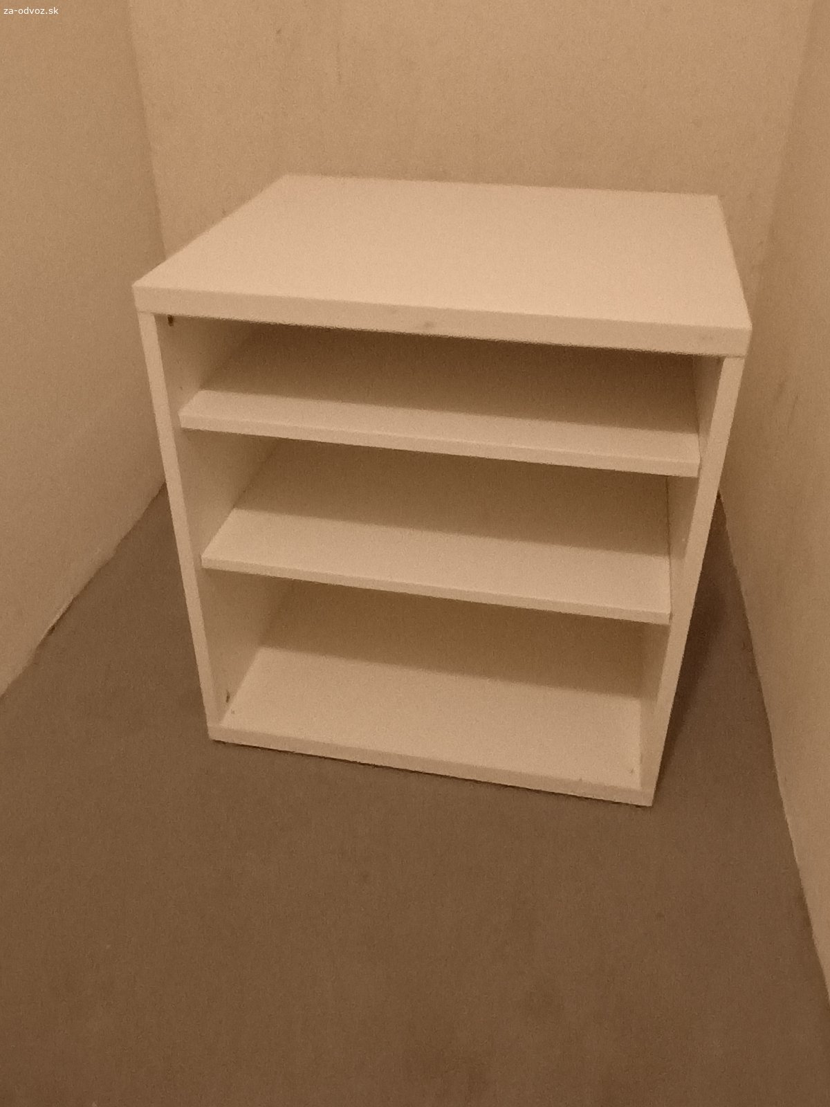 IKEA Stuva – Biela policová skrinka / regál. Darujem zachovalú, praktickú bielu skrinku z obľúbenej detskej/univerzálnej série IKEA Stuva (predchodca série Småstad). Skrinka je vďaka svojmu neutrálnemu dizajnu ideálna do detskej izby, spálne, predsiene alebo ako odkladací priestor v pracovni.
​Skrinka obsahuje 2 nastaviteľné police, takže si výšku jednotlivých priehradiek viete prispôsobiť podľa potreby (na hračky, knihy, krabice či oblečenie).
​? Rozmery:
​Šírka: 60 cm
​Hĺbka: 50 cm
​Výška: 64 cm

​✨ Stav:
​Veľmi dobrý, používaný stav.
​Konštrukcia je pevná a stabilná.
​Bežné známky používania, žiadne výrazné poškodenia.
​
​Len osobný odber – Dunajská Lužná.