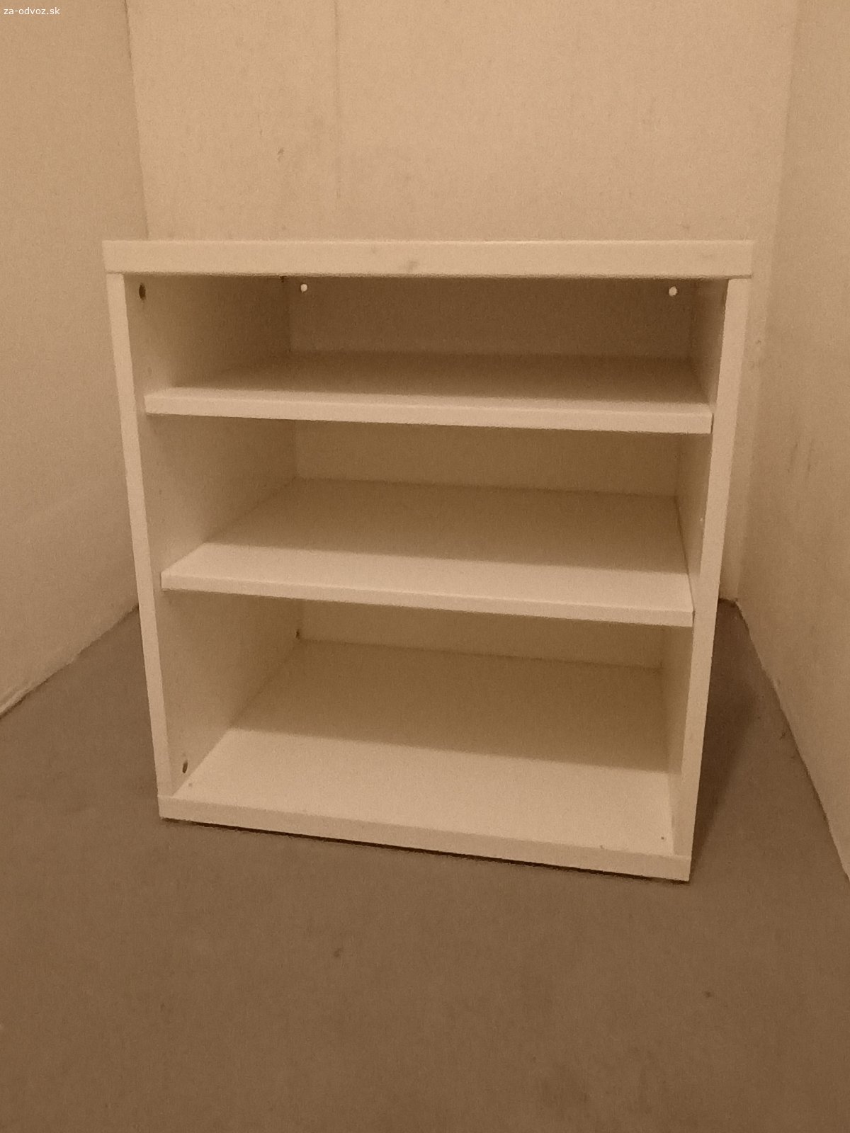 IKEA Stuva – Biela policová skrinka / regál. Darujem zachovalú, praktickú bielu skrinku z obľúbenej detskej/univerzálnej série IKEA Stuva (predchodca série Småstad). Skrinka je vďaka svojmu neutrálnemu dizajnu ideálna do detskej izby, spálne, predsiene alebo ako odkladací priestor v pracovni.
​Skrinka obsahuje 2 nastaviteľné police, takže si výšku jednotlivých priehradiek viete prispôsobiť podľa potreby (na hračky, knihy, krabice či oblečenie).
​? Rozmery:
​Šírka: 60 cm
​Hĺbka: 50 cm
​Výška: 64 cm

​✨ Stav:
​Veľmi dobrý, používaný stav.
​Konštrukcia je pevná a stabilná.
​Bežné známky používania, žiadne výrazné poškodenia.
​
​Len osobný odber – Dunajská Lužná.