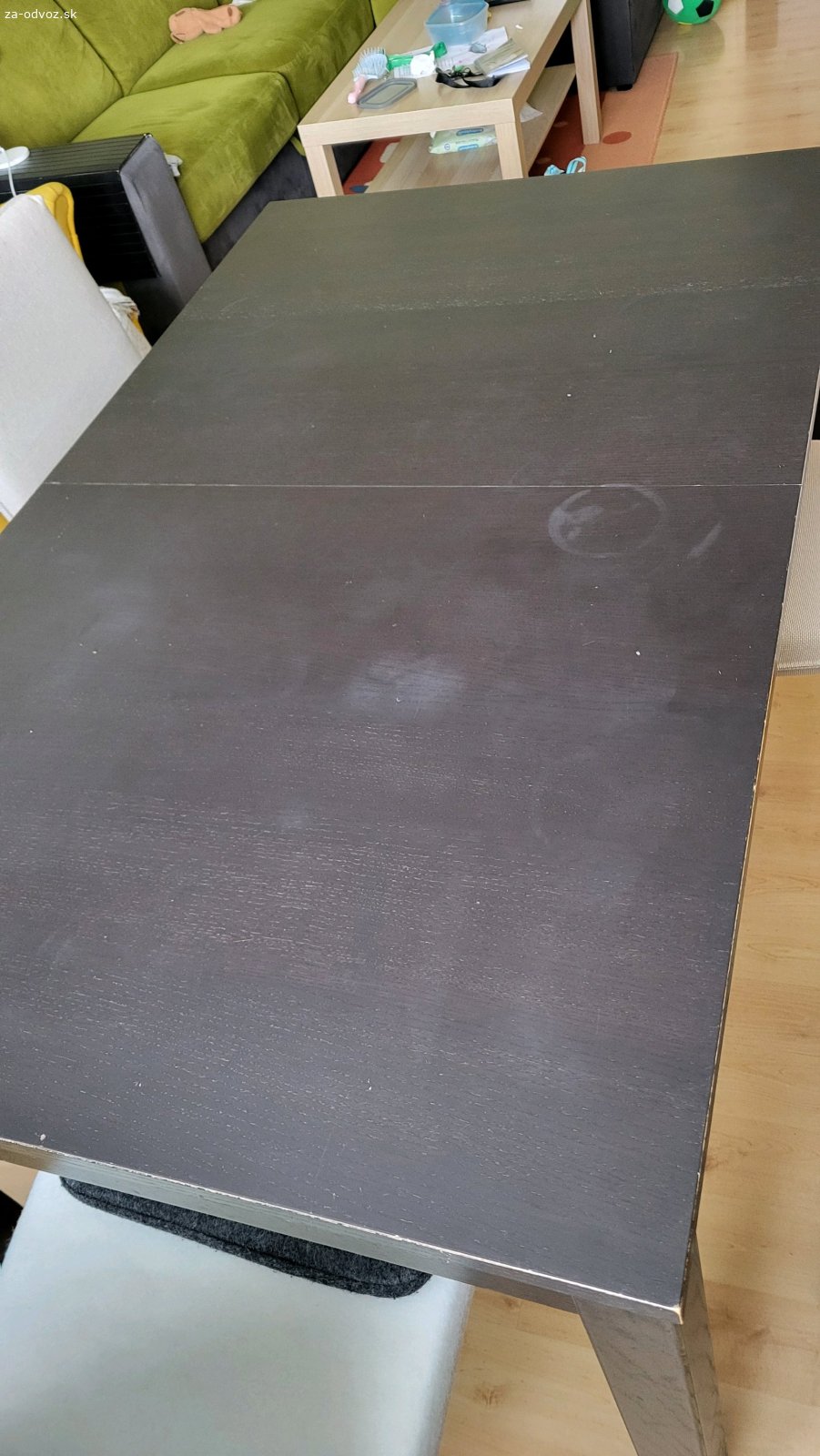 Jedálenský stôl IKEA BJURSTA. Darujem stabilný rozťahovací jedálenský stôl IKEA, model BJURSTA v elegantnej čiernohnedej farbe. Stôl je ideálny pre rodinné obedy, pretože sa dá veľmi jednoducho rozložiť podľa potreby.
Hlavné výhody:
• Flexibilita: Má dve prídavné dosky uložené priamo v konštrukcii stola – nemusíte ich skladovať v skrini.
• Kapacita: Pohodlne sa k nemu zmestí 4 až 8 (pri maximálnom rozložení až 10) osôb.
Rozmery:
• Dĺžka: 140 cm (nerozložený) / 180 cm / 220 cm (plne rozložený)
• Šírka: 84 cm
• Výška: 74 cm