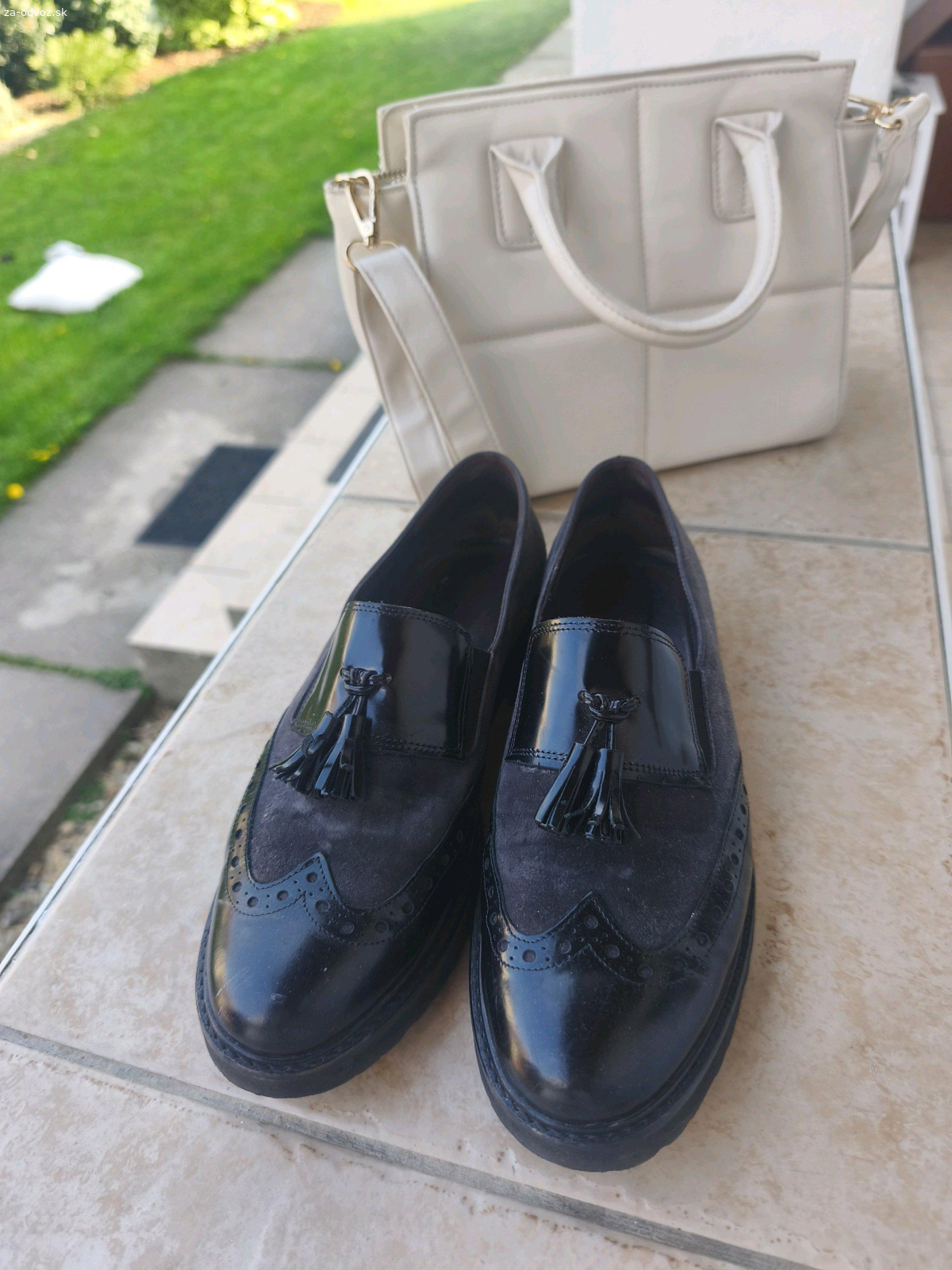 kabelka, trenckot, topánky