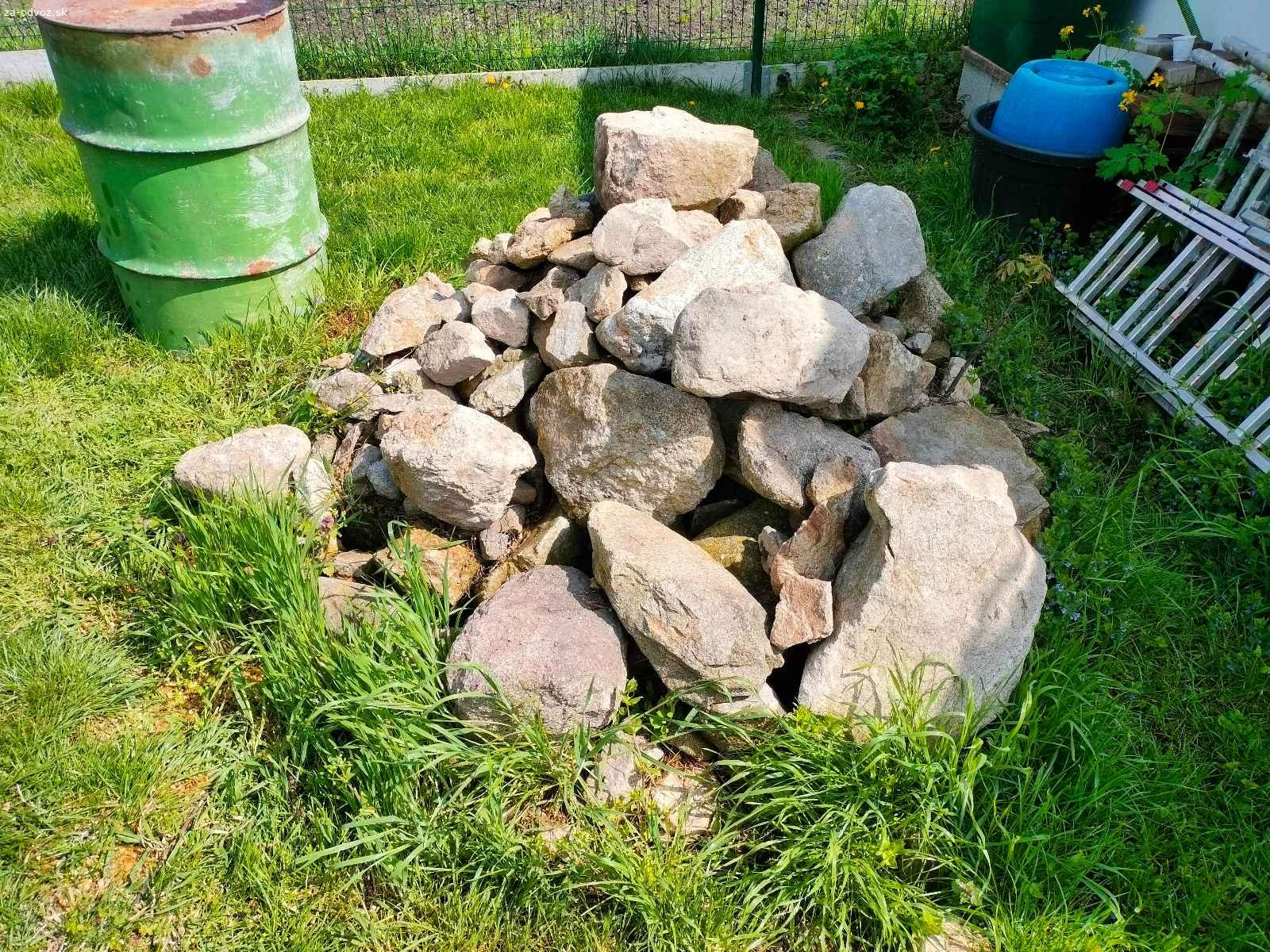 Kameň. Vhodné na stavbu plota. Su to kamene z ktorých bol postavený dom.