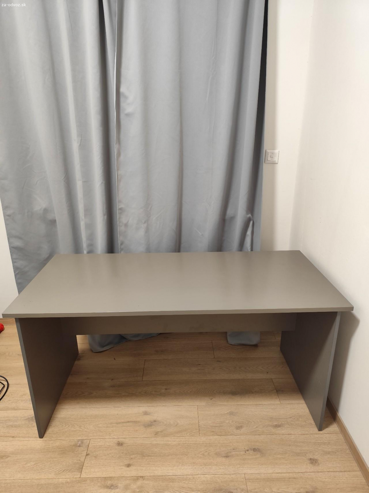kancelársky stôl