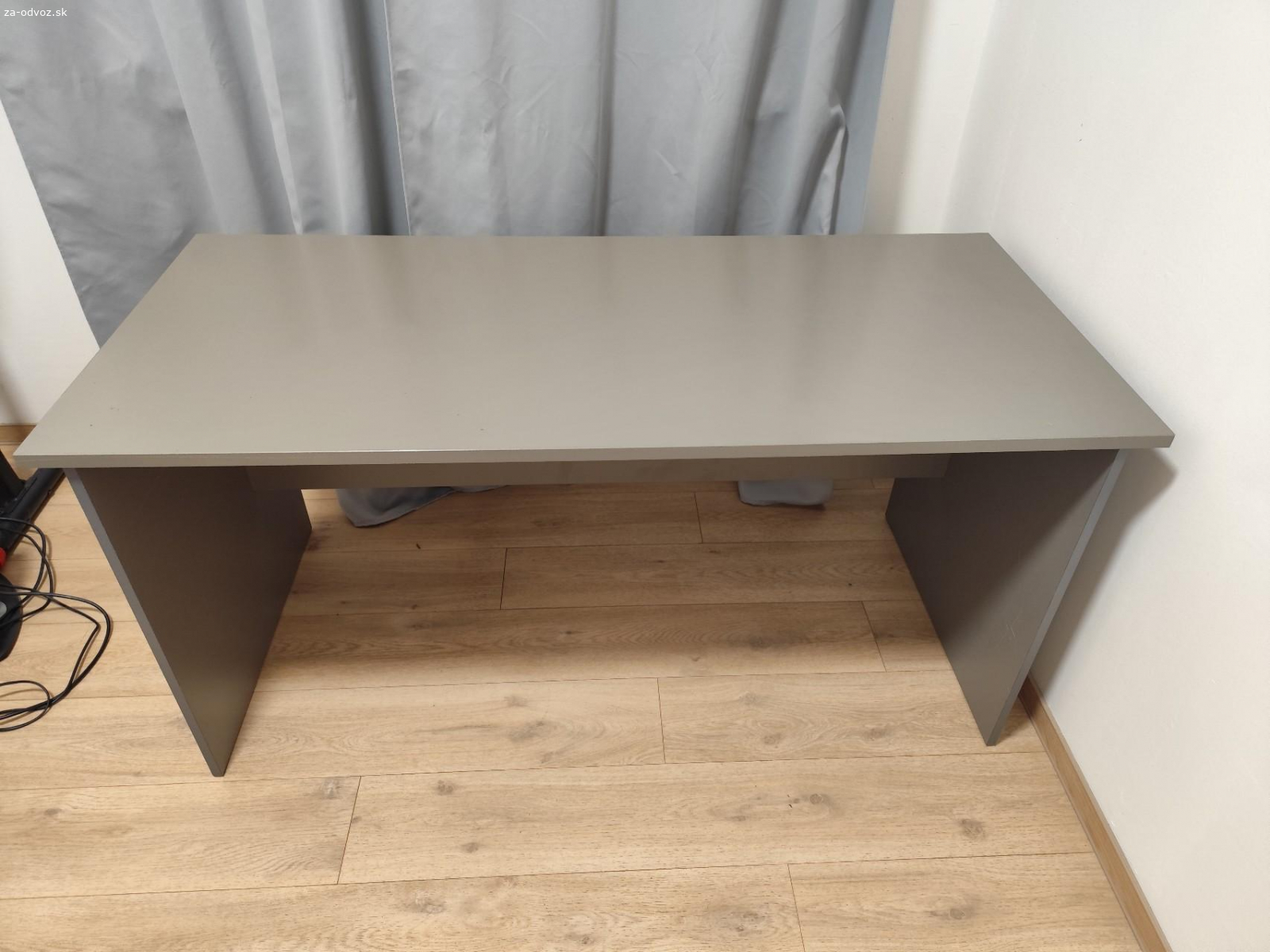 kancelársky stôl