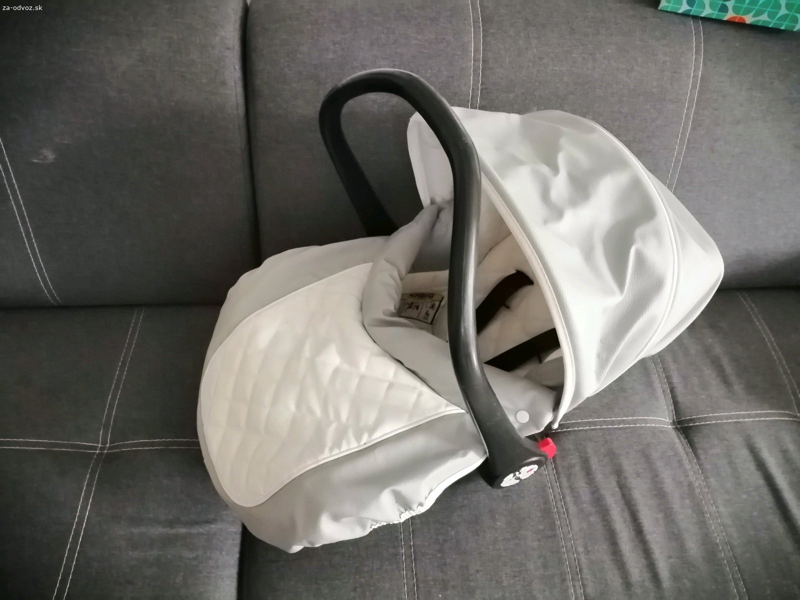 Kočiar Babystyle prestige 2v1+1. Darujem kočiar pre milovníka klaciského hojdania. Prvá foto iba ilustračná. 
Kočiar sa dá kombinovať vanička alebo športová časť. Plus vajíčko, ale to sa nedá pripevniť na kolieskovú  časť. Konštrukcia je pevná. Kolieska už nie sú pôvodné, ale sú nafukovacie. Kočiar nie je nový, má známky používania, sama ho mám po inej mamičke.